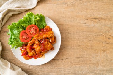 Kızarmış balığın üstünde 3 farklı tat (tatlı, ekşi, baharatlı) biber sosu