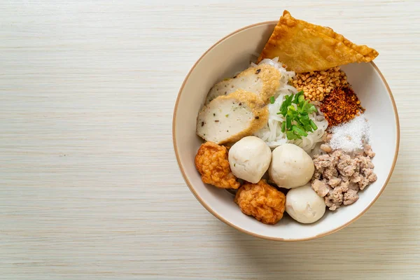 Mie Nasi Kecil Pedas Dengan Bola Ikan Dan Bola Udang — Stok Foto