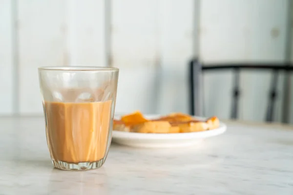 Gelas Teh Susu Thailand Panas Atas Meja — Stok Foto