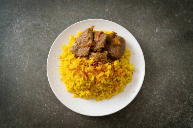 Biryani bifteği veya körili pilav ve sığır eti - Hint biryani 'sinin Tayland-Müslüman versiyonu, mis kokulu sarı pirinç ve sığır eti - Müslüman yemek tarzı