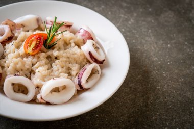 Ev yapımı mürekkep balığı veya ahtapot pilavı.