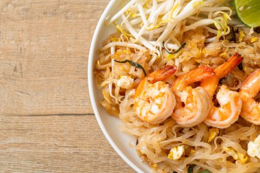 Karides ve lahanalı kızarmış şehriye ya da Pad Thai - Asya yemeği tarzı