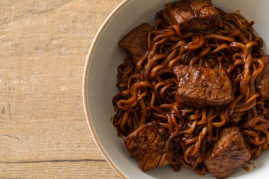 Jjapaguri ya da Chapaguri, Kore Kara Fasulye Baharatlı Erişte - Kore usulü