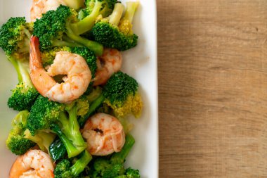 Karidesli kızarmış brokoli. Ev yapımı.