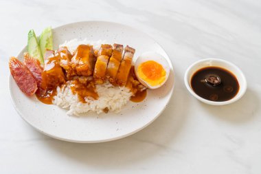 Pirinçli çıtır domuz eti ve barbekü sosu.