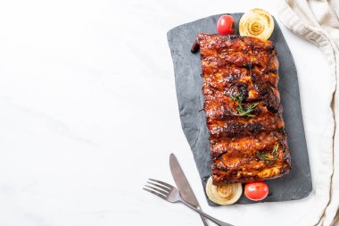 Izgara ve ızgara domuz pirzolası.