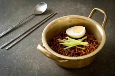 Kore fasulye soslu Anında Erişte salatalık ve haşlanmış yumurta (Jajangmyeon veya Jjajangmyeon) - Kore yemek tarzı