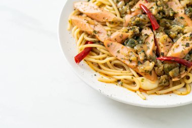 Sarımsaklı ve sosisli ev yapımı spagetti.