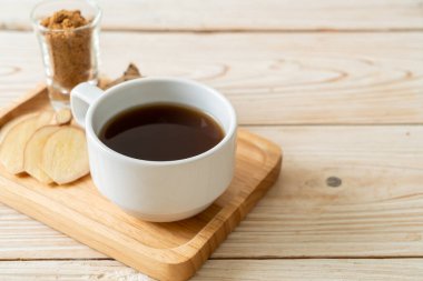 Zencefil köklü sıcak ve tatlı zencefil suyu bardağı.