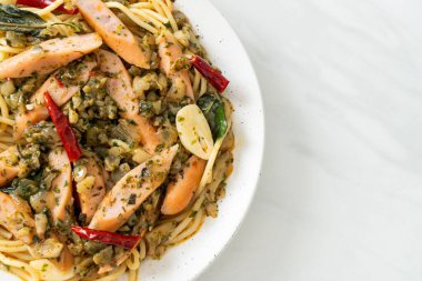 Sarımsaklı ve sosisli ev yapımı spagetti.