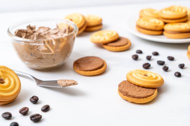 Kahve kremalı sandviç kurabiyeleri.