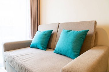 Oturma odasındaki koltukta rahat yastıklar.