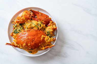 Köri tozuyla kızartılmış yengeç - Deniz ürünleri tarzı