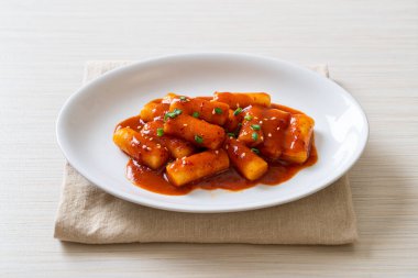 Baharatlı soslu Kore pirinç keki çubuğu (Tteokbokki) - Kore yemeği tarzı