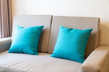 Oturma odasındaki koltukta rahat yastıklar.