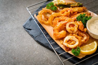 Kızarmış deniz ürünleri (karides ve mürekkep balığı) ve sebze karışımı - sağlıksız gıda tarzı