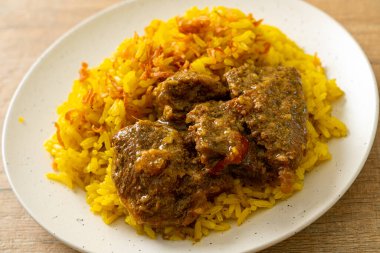 Biryani bifteği veya körili pilav ve sığır eti - Hint biryani 'sinin Tayland-Müslüman versiyonu, mis kokulu sarı pirinç ve sığır eti - Müslüman yemek tarzı