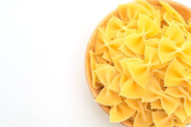 Kuru pişmemiş farfalle makarnası beyaz arka planda izole edilmiş