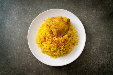 Biryani tavuğu veya körili pilav ve tavuk - Hint biryani 'sinin Tayland-Müslüman versiyonu, mis kokulu sarı pirinç ve tavuk - Müslüman yemek tarzı