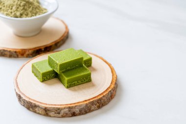 Taze ve yumuşak kibrit, yeşil çay tozlu yeşil çikolata.