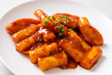 Baharatlı sosisli Kore pirinç keki çubuğu (Tteokbokki) - Kore yemeği tarzı