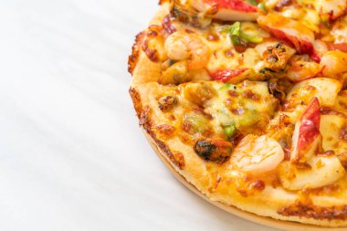 Tahta tepside deniz ürünleri (karides, ahtapot, midye ve yengeç) pizza