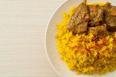 Biryani bifteği veya körili pilav ve sığır eti - Hint biryani 'sinin Tayland-Müslüman versiyonu, mis kokulu sarı pirinç ve sığır eti - Müslüman yemek tarzı