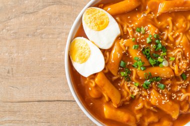 Kore hazır şehriyesi ve Kore baharatlı soslu Tteokbokki, Rabokki - Kore yemeği tarzı.