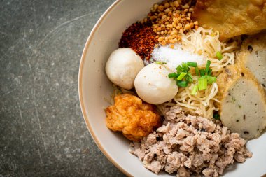 Balık köfteli baharatlı erişte ve çorbasız karides köftesi. Asya usulü.