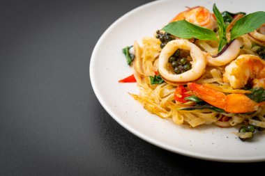 Baharatlı erişteyi deniz yemeğiyle karıştır (Pad Cha Talay) - Tayland yemeği tarzı