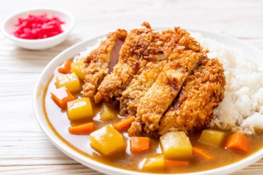 Körili ve pirinçli kızarmış domuz pirzolası. Japon usulü.