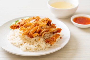 Kızarmış tavuklu Çin tavuğu pilavı ya da kızarmış tavuklu pilav çorbası. Asya usulü.