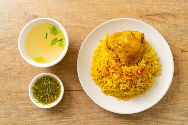 Biryani tavuğu veya körili pilav ve tavuk - Hint biryani 'sinin Tayland-Müslüman versiyonu, mis kokulu sarı pirinç ve tavuk - Müslüman yemek tarzı