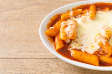 Peynirli Kore soslu Kore pirinç keki, peynirli Peynirli Tokpokki, Peynirli Tteokbokki - Kore yemeği tarzı