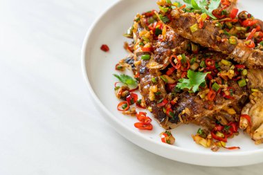 Kızarmış Mantid Karidesi ya da Acılı ve Tuzlu Kerevit Deniz Ürünleri Stili