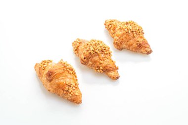 Beyaz arka planda izole edilmiş fıstıklı taze kruvasan.