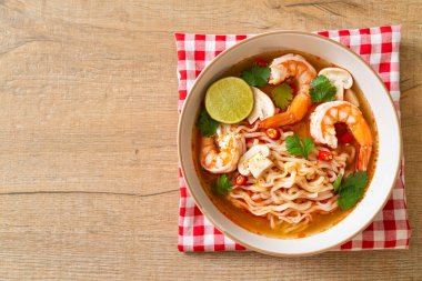 Karidesli baharatlı erişte çorbası (Tom Yum Kung) - Asya yemeği tarzı