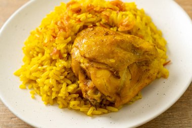 Biryani tavuğu veya körili pilav ve tavuk - Hint biryani 'sinin Tayland-Müslüman versiyonu, mis kokulu sarı pirinç ve tavuk - Müslüman yemek tarzı