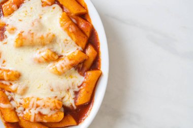 Peynirli Kore soslu Kore pirinç keki, peynirli Peynirli Tokpokki, Peynirli Tteokbokki - Kore yemeği tarzı