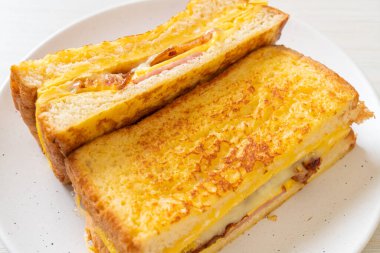 Ev yapımı Fransız tostu jambonlu, yumurtalı peynirli sandviç.