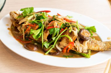 Asya usulü tatlı soslu kızarmış levrek balığı.