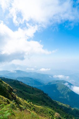 Tayland, Chiang Mai 'deki Kew Mae Pan Doğa Yolu' nda bulutlu ve mavi gökyüzü olan güzel bir dağ tabakası.