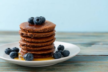 Yaban mersinli ve ballı krep yığını.