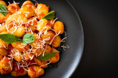 Peynirli domates soslu gnocchi - İtalyan yemeği tarzı.