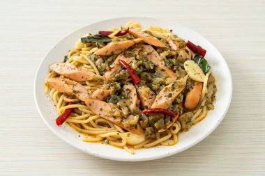 Sarımsaklı ve sosisli ev yapımı spagetti.