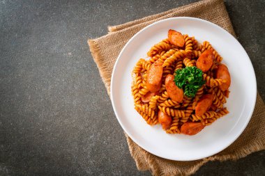 domates soslu ve sosisli spiral ya da spiralli makarna İtalyan yemek stili.