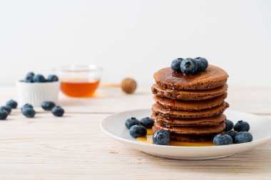 Yaban mersinli ve ballı krep yığını.
