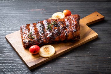 Izgara ve ızgara domuz pirzolası.