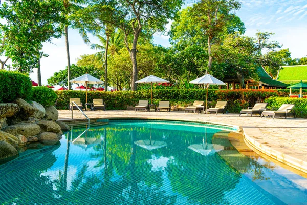 Beautiful Luxury Umbrella Chair Outdoor Swimming Pool Hotel Resort Coconut — Stock Photo, Image