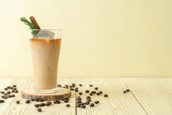 Milch Schwarzes Kaffeeglas Mit Eiswürfel Zimt Und Rosmarin Auf Holzgrund — Stockfoto